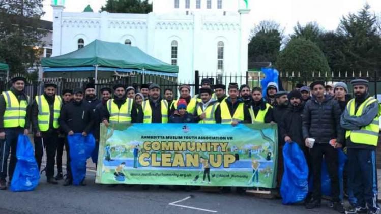 Jeunes Musulmans en Action : Une Opération de Nettoyage des Rues à Watford
