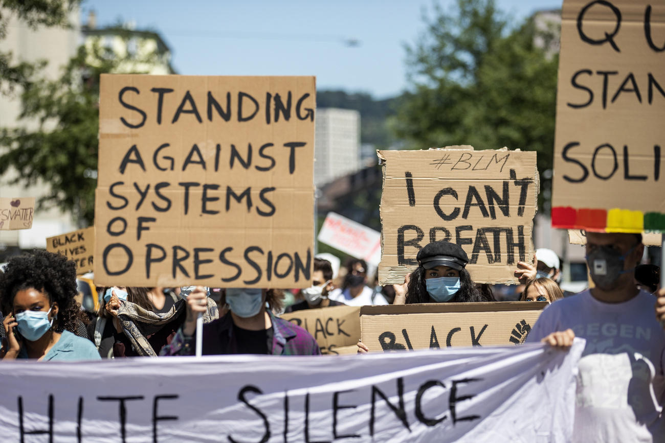 Le débat sur le racisme en Suisse : une polarisation croissante